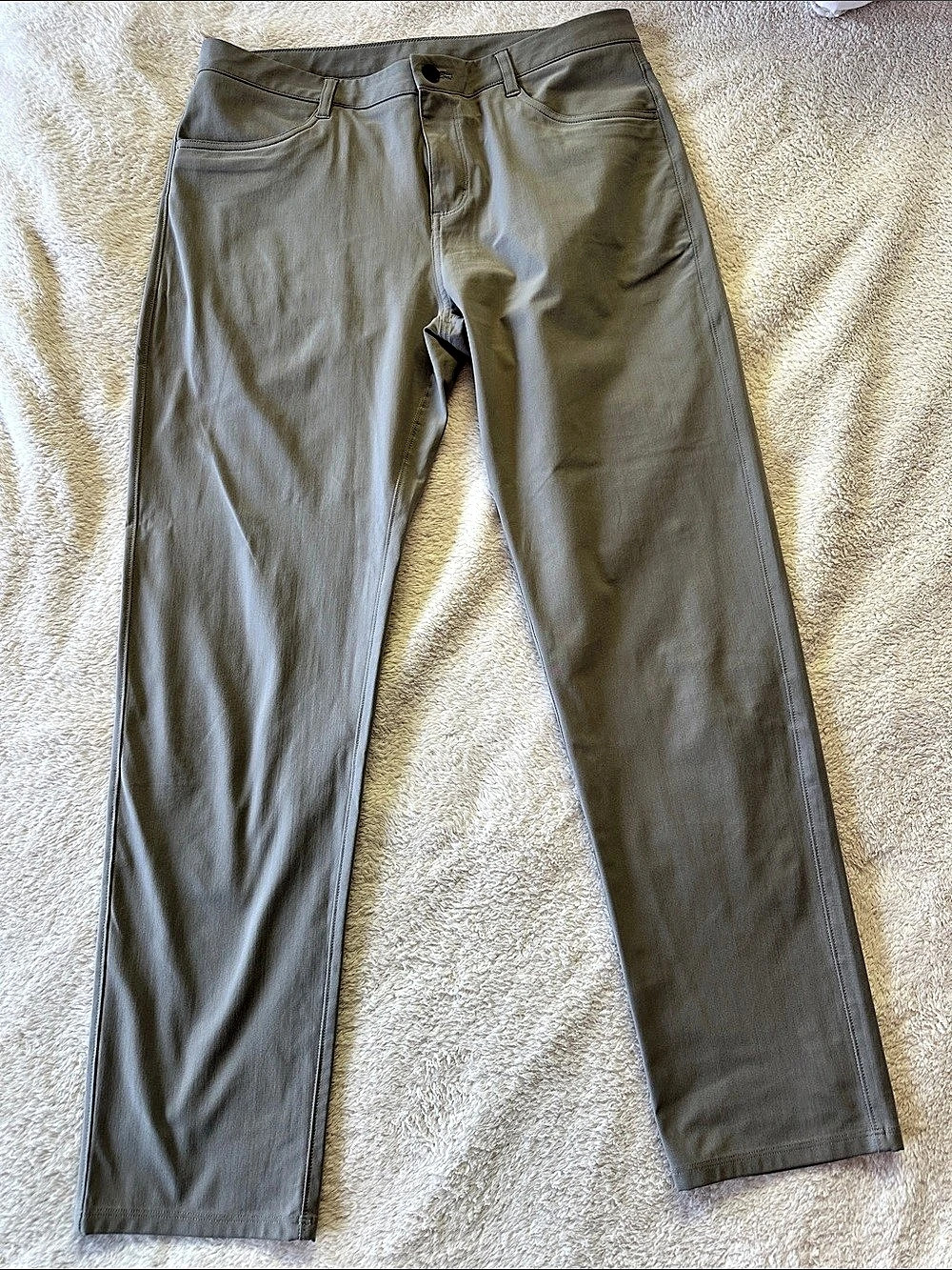 Vuori Straight Leg Polyester Pants Size 34 Like New